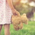 Fëmija I Brendshëm Në Psikologji: Udhërrëfyesi I Plotë Për Shërimin E Plagëve Emocionale Dhe Reparenting