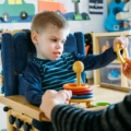 Dispraksia Tek Fëmijët: Simptomat Dhe Si Trajtohet